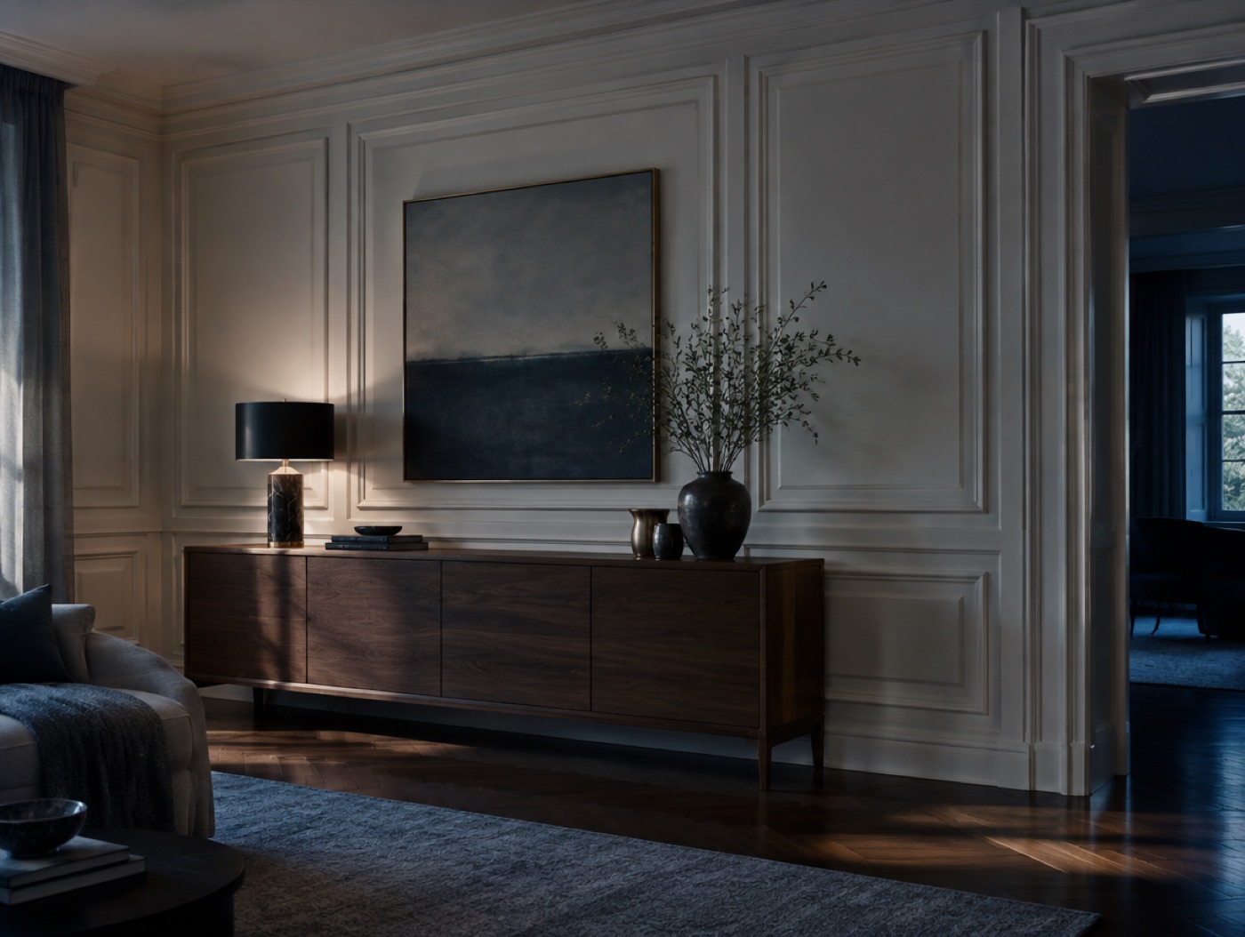 Boiserie in MDF laccato con cornici classiche in soggiorno