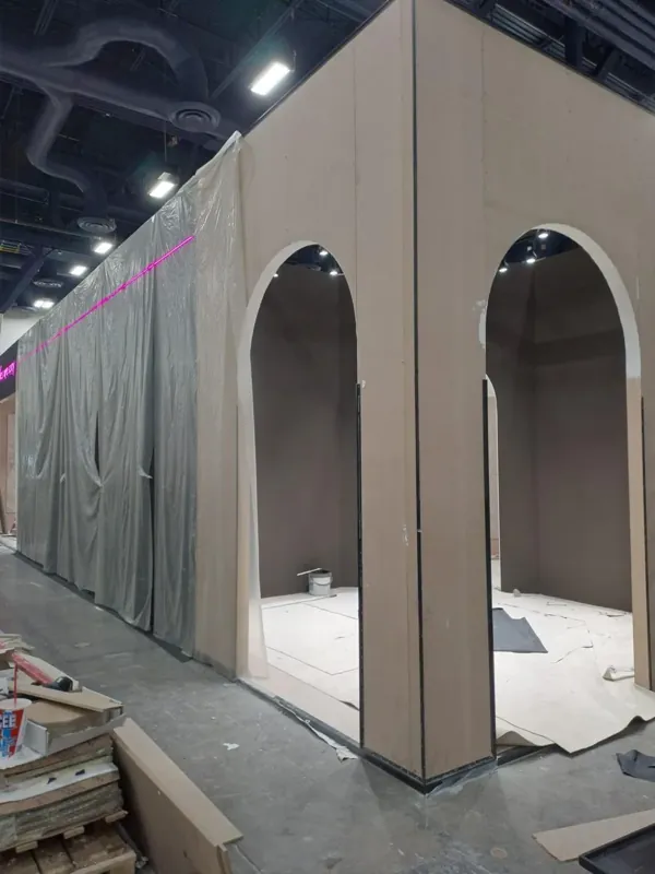 Due aperture ad arco chiuse — il profilo dell'arco è fresato direttamente nel pannello, non costruito dopo. · Pan.door.a
