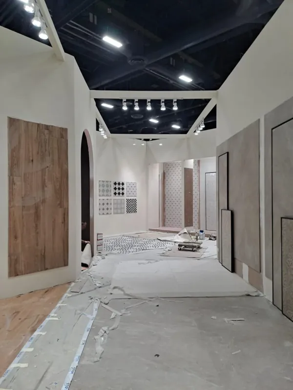 Percorso finito con illuminazione a binario: i giunti dei pannelli sono spariti in una superficie unica. · Pan.door.a