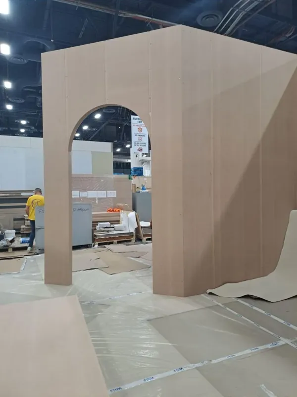 Un volume ad arco autoportante, tagliato e assemblato solo con pannelli. Nessuna intelaiatura secondaria, nessuna sottostruttura metallica. · Pan.door.a