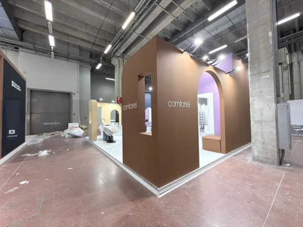 Vista d'angolo: le aperture ad arco e i risvolti curvi si leggono come architettura solida. · Pan.door.a