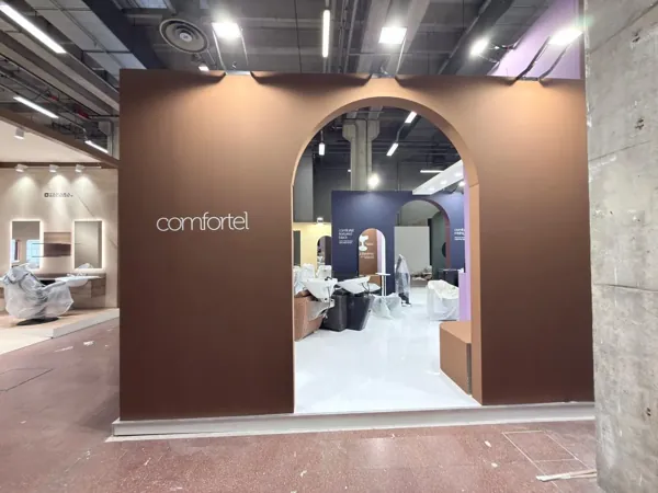 L'arco principale del brand, finito e illuminato. · Pan.door.a