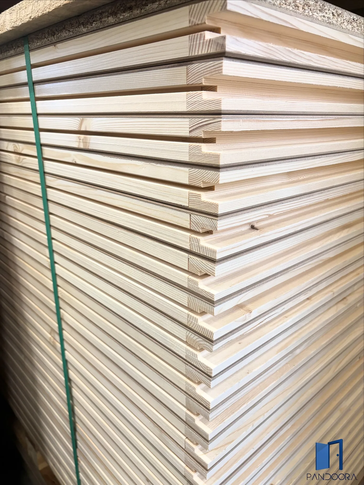 Bancale di pannelli tamburati laminati bianchi reggiato per la consegna