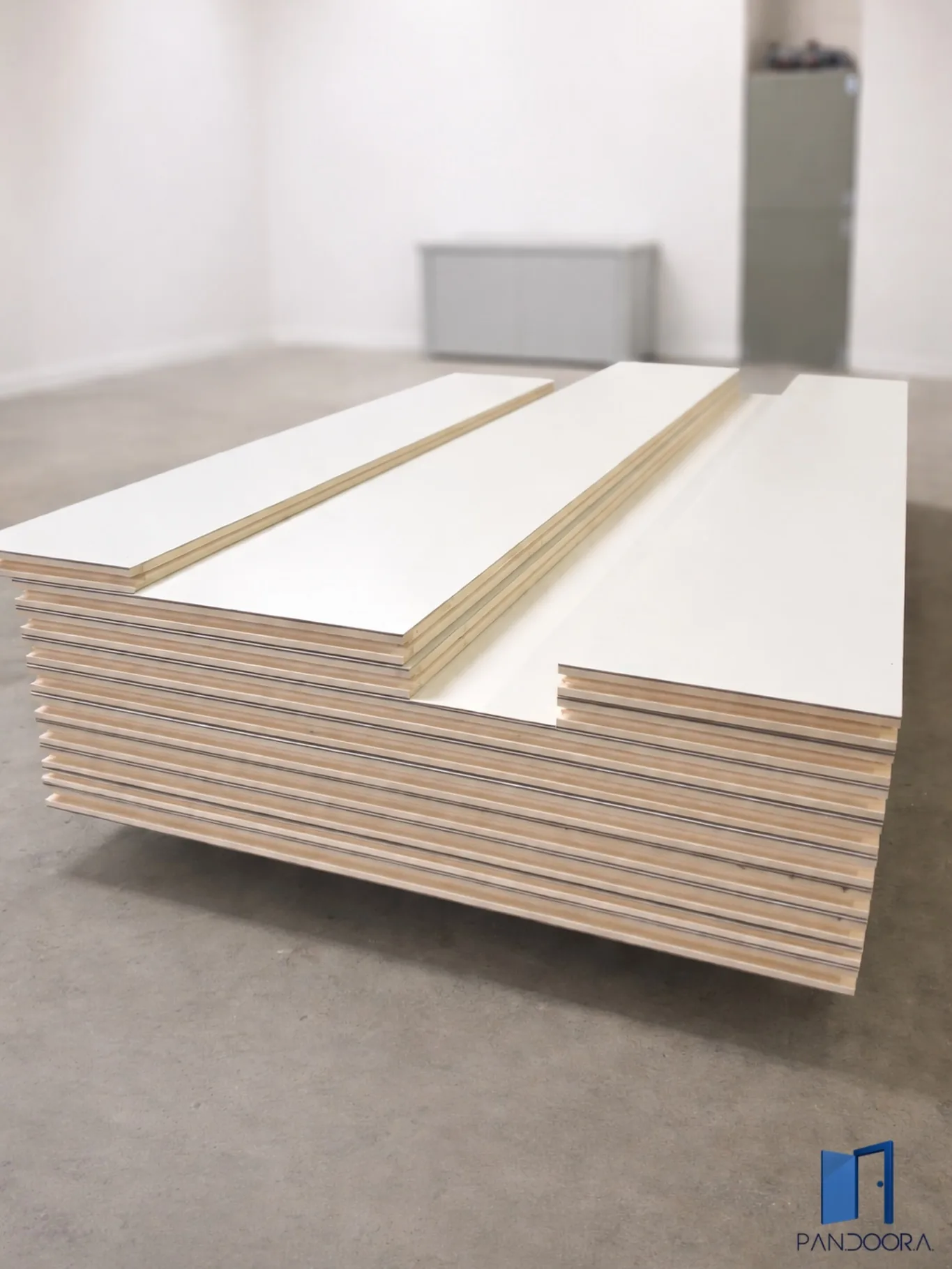 Pannelli tamburati laminati bianchi pronti per l'utilizzo negli allestimenti fieristici