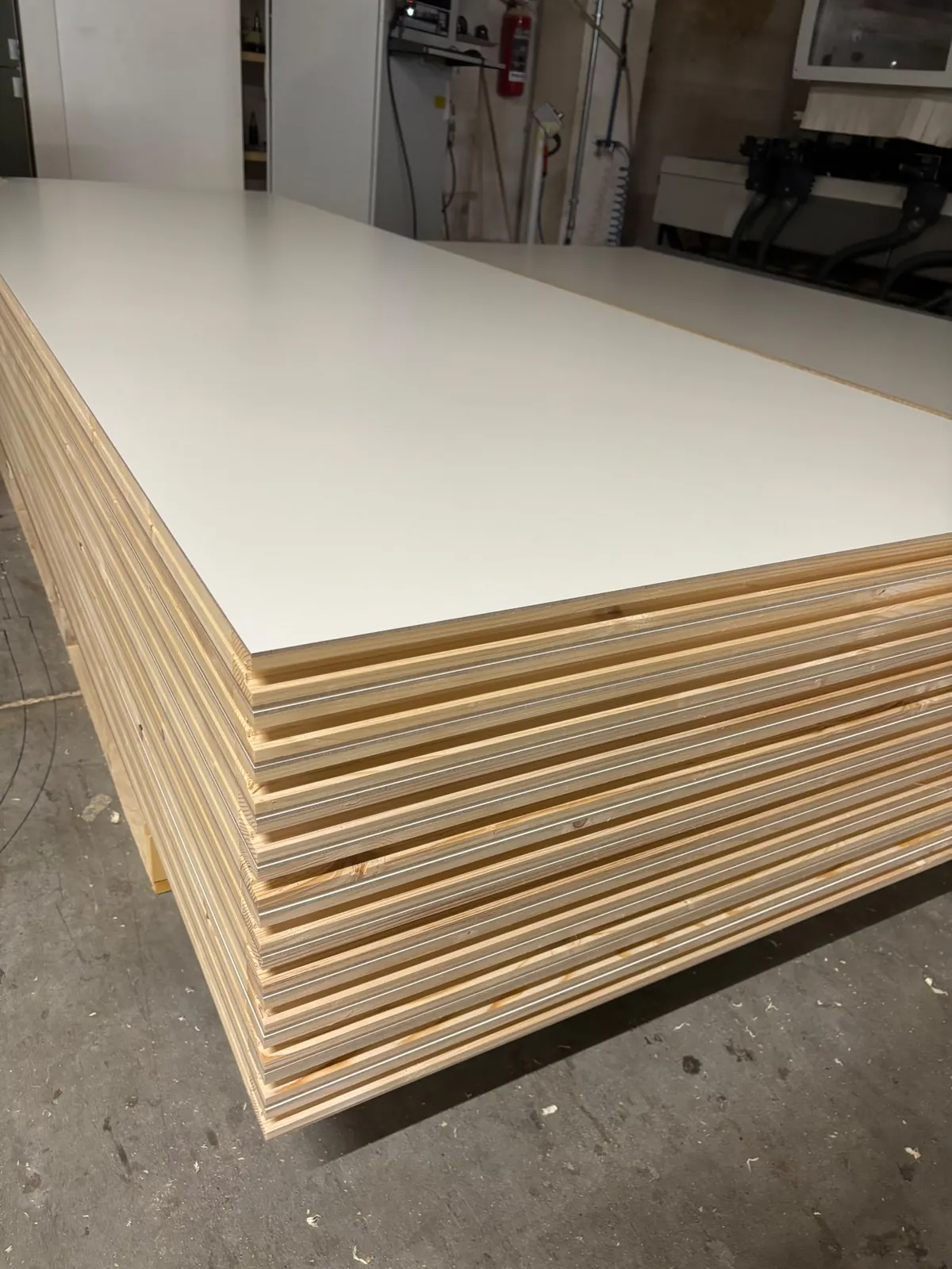 Pannelli tamburati laminati bianchi impilati