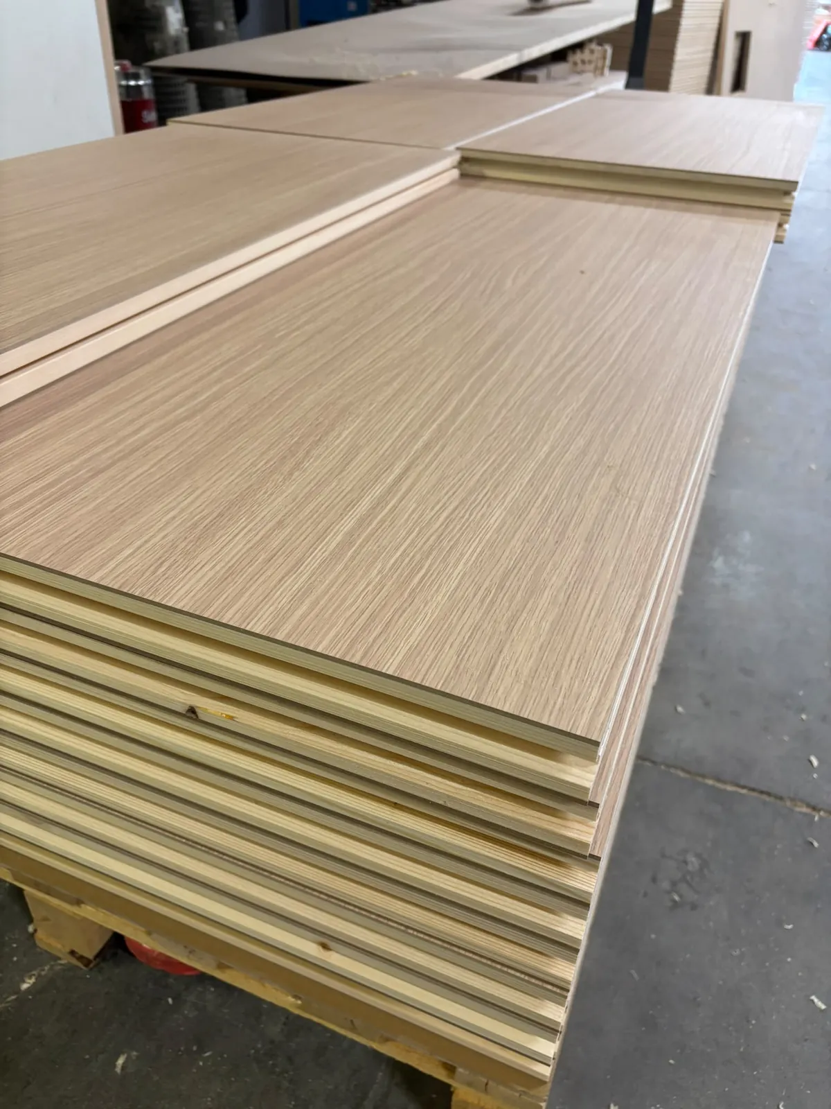 Pannelli tamburati laminati effetto rovere impilati in magazzino